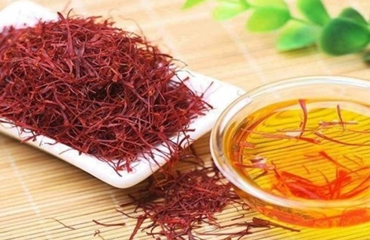 Sử dụng saffron với nước ấm 1